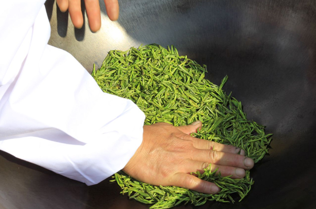 好茶占盡天時(shí)地利，炒茶師月入三五萬