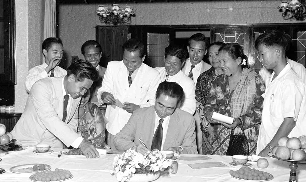 1955年4月25日，為迎接亞非會(huì)議而組織的萬隆人民委員會(huì)的代表請(qǐng)周恩來總理簽名留念。