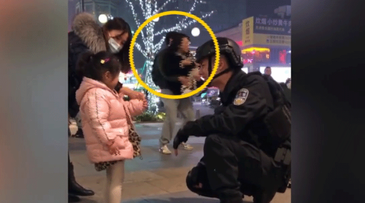 女子被特警圈粉蹲地拍照不想走，男友接下來(lái)的舉動(dòng)驚呆網(wǎng)友