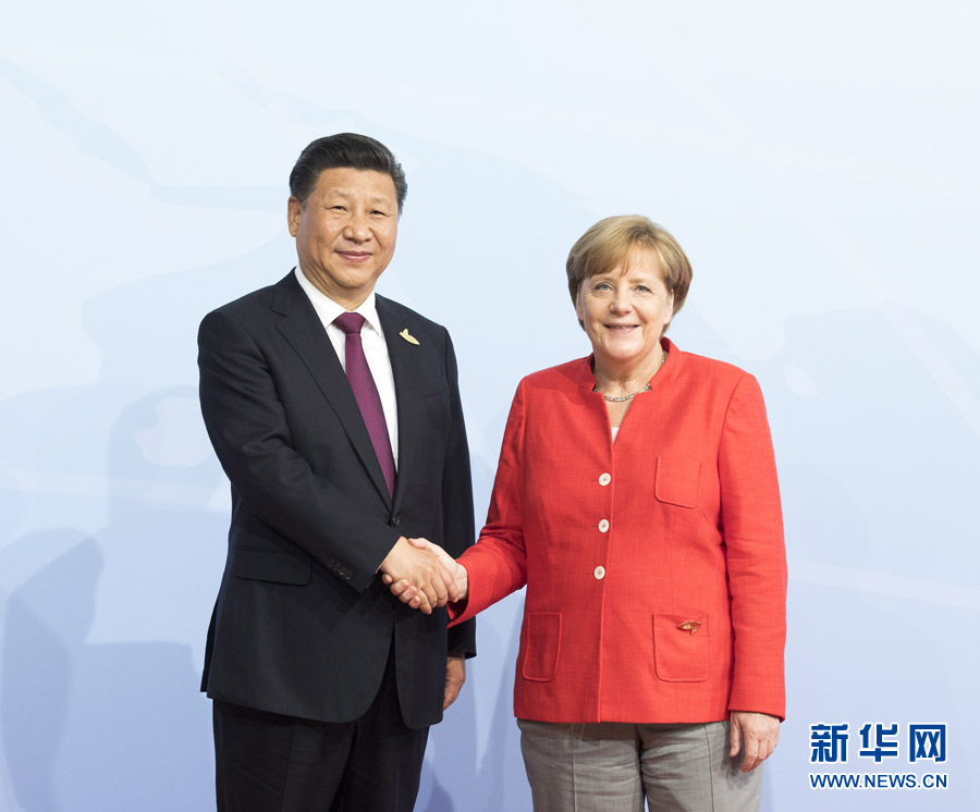 7月7日，二十國集團領導人第十二次峰會在德國漢堡舉行。國家主席習近平出席并發表題為《堅持開放包容　推動聯動增長》的重要講話。這是峰會開始前，習近平受到德國總理默克爾迎接。新華社記者 李學仁 攝 
